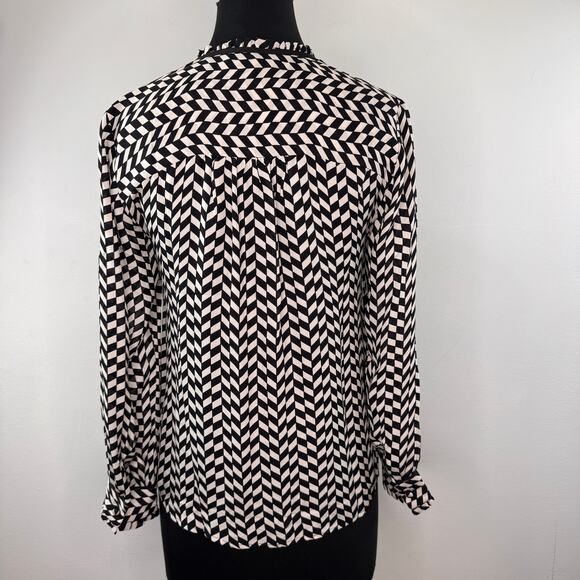 J.Crew Black White Blouse Silk Houndstooth Ruffle Neck Curved Hem Button-Up Sz 4 - Picture 4 of 8